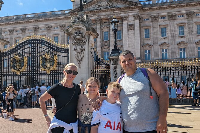 LONDON Westminster Private Walking Tour fully flexible - Buckingham Palace approach: Dominion Gates, Queen Victoria monument, and photo time