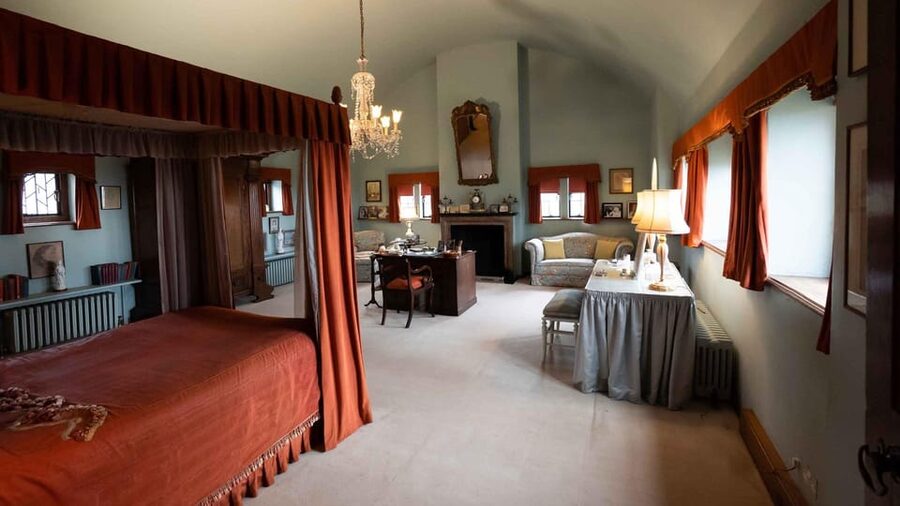 London: Winston Churchill Family Home with Transportation - Churchill’s art studio: where the paintings make sense
