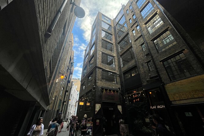 London Witches and History Walking Tour - How the guide performance shapes the whole tour