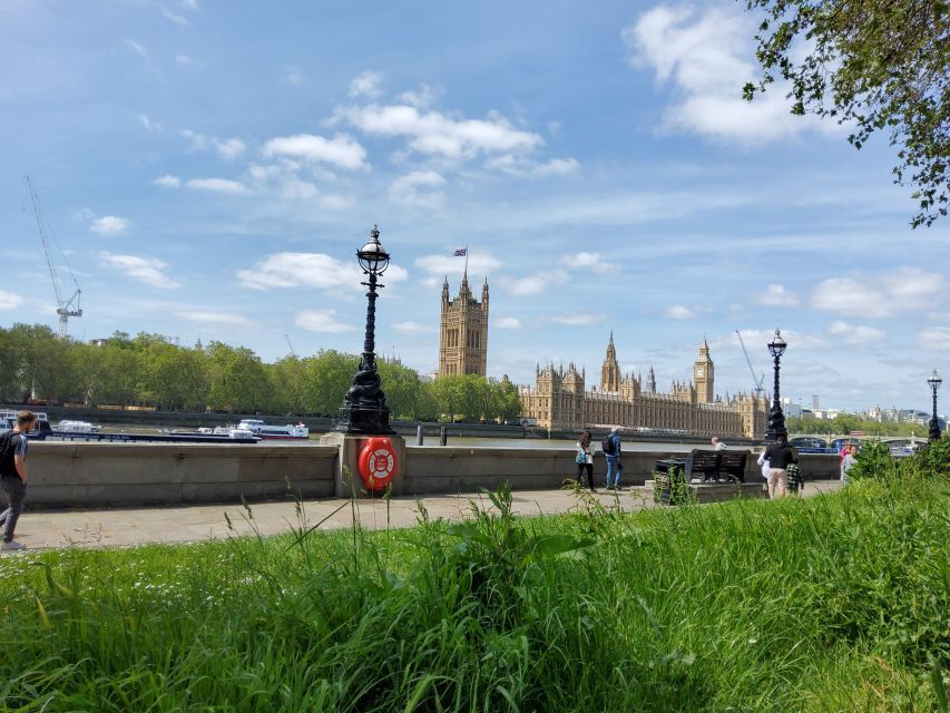Luxury Private Tour in London with Lunch - Charing Cross to Trafalgar Square: a smart launch point for a highlights day