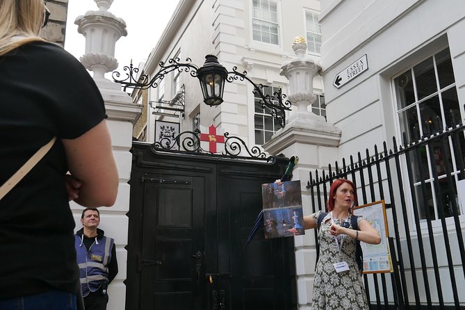 Mary Poppins Small Group Walking Tour of London - Stop 2: Middle Temple Hall and the film-street scavenger vibe