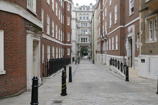 Mary Poppins Small Group Walking Tour of London - Guides make the magic land: what you can look for