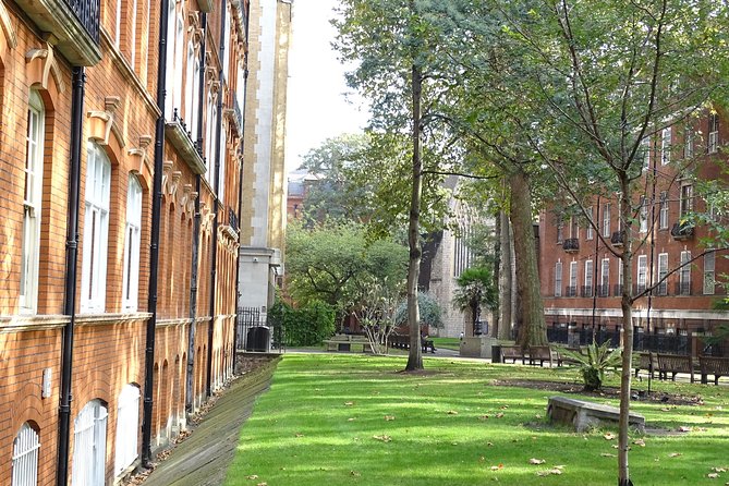 Mayfair, London's famous aristocratic village - Exclusive, Private Walking Tour - Mount Street Gardens and Shepherd Market: the quieter pause and the shadow side
