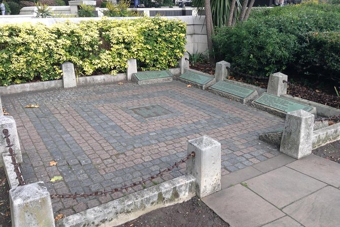 Medieval London: A Self-Guided Audio Tour from Monument to the Tower of London - Tower Hill and the execution facts: be prepared for heavy material
