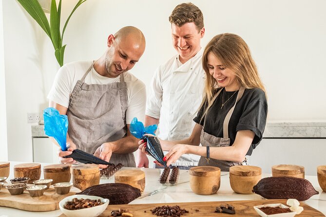 Melt's Amazing Bonbons making in Notting Hill - Making bonbons in real time: melting, tempering, and finishing