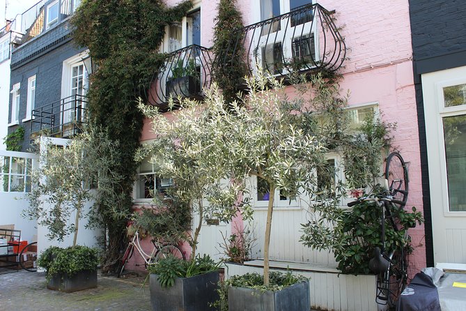 Notting Hill Tour - St Lukes Mews: the Love Actually cue card street stop