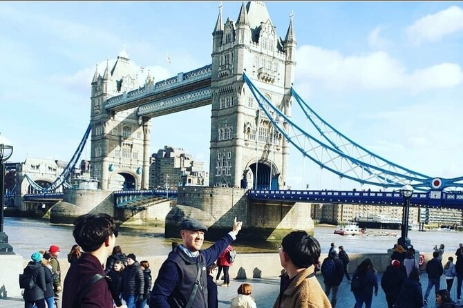 Private Black Cab Tour of London's Iconic Landmarks - A black cab is the fast lane to the real London