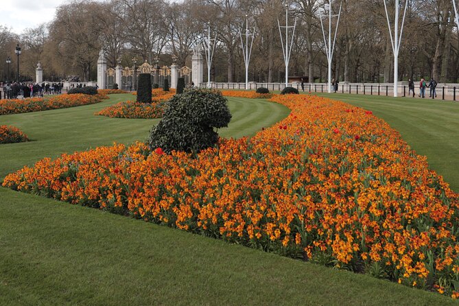 Private Buckingham Palace Royal Walk & Champagne at Harrods - Hyde Park: A Breather Before You Head Out