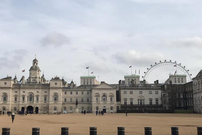 Private Chauffeur at your Disposal in London - London classics in the city center: Trafalgar, Piccadilly, and the parks