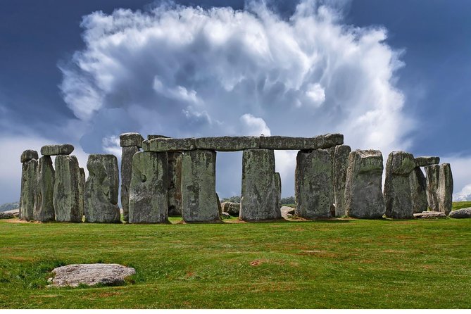 Private Chauffeured Minivan Tour of Stonehenge from London - Entrance fees and the tour price: what you should budget