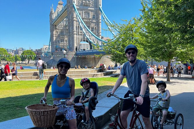Private Family Bike Tour of London, fun for all ages! - Royal London moments: Horseguards, Admiralty Arch, and the secret stone nose