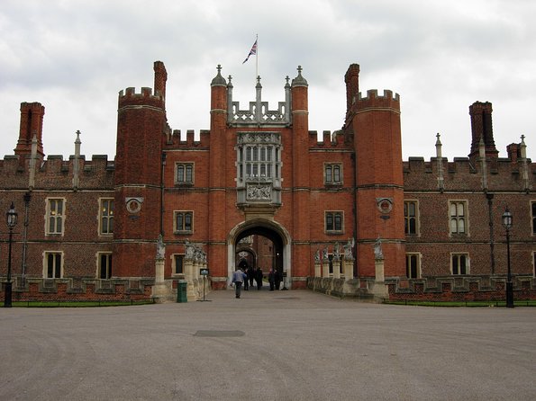 Private Full Day tour of Windsor castle and Hampton court palace from London - Windsor Castle in 1.5 hours: make your first choices early