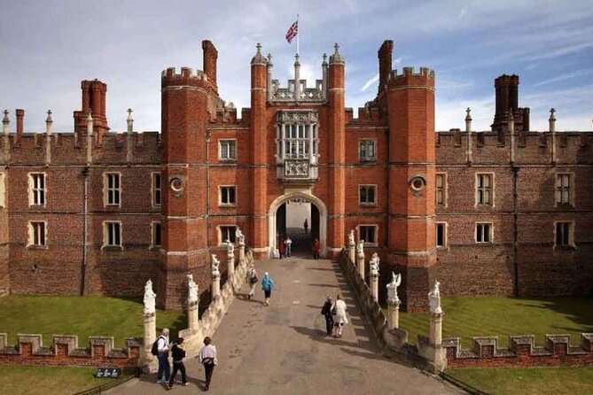 Private Guided Tour of Hampton Court Palace - Meet Sheila Dunsmore and Her Specialty Style of Storytelling