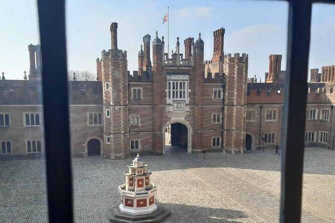 Private Guided Tour Secrets of the Six Wives Hampton Court Palace - Tudor focus at Hampton Court: why this tour feels different