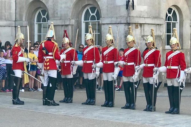Private London Highlights Tour with Experienced Guide in Taxi - Getting picked up in Central London (and how the 6-seat setup affects your day)