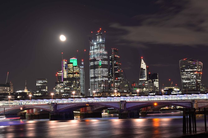 Private Night Photography Tour in London - Camera gear: DSLR, smartphone, and the tripod reality check