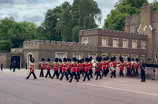 Private Royal London Taxi Tour with The Changing of the Guards - St James’s Palace and the March Toward Buckingham