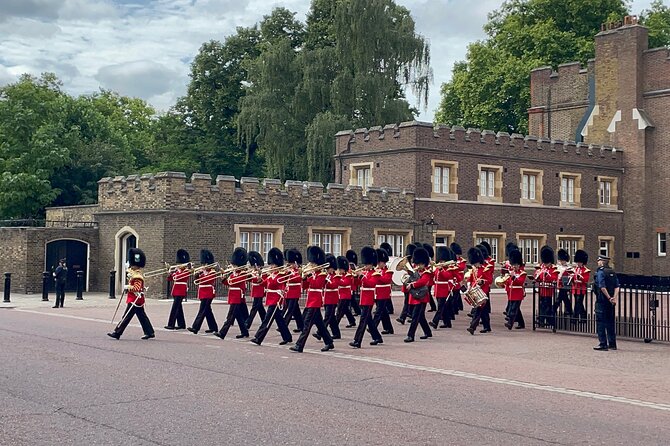 Private Royal London Taxi Tour with The Changing of the Guards - Buckingham Palace and The Mall: The East Front Moment