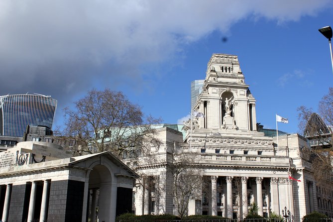 Private Sightseeing Walking Tour of The City Of London - Bank of England vaults, Ye Olde Watling, and City streets with film connections