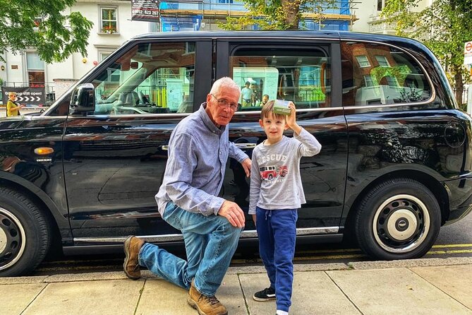 Private The Beatles Taxi Tour in London - Buckingham Palace: MBEs and the Queen’s 1965 moment