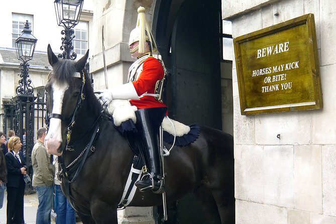 Private Tour: Black Taxi Tour of London - Royal stops: Buckingham Palace to St. James’s Palace