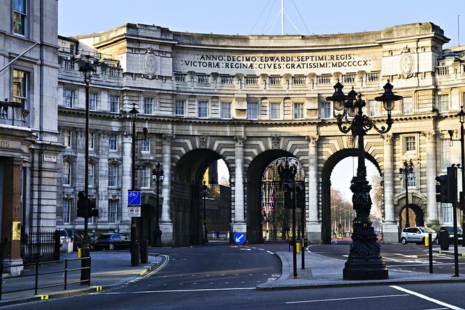 Private Tour: Black Taxi Tour of London - Big Ben and Trafalgar Square from the cab