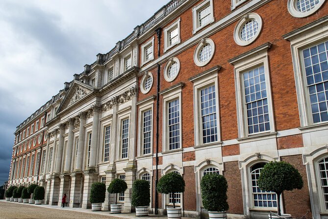Private Tour of Hampton Court Palace with Award-Winning Architectural Historian - Pricing and value: $232.05 per group can be a bargain