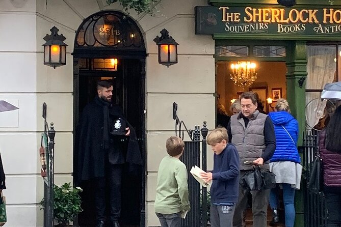 Private Tour: The London of Shakespeare, the Beatles, James Bond and Sherlock Holmes by Traditional Black Cab - Sliding Into London by Black Cab (and why that changes the day)