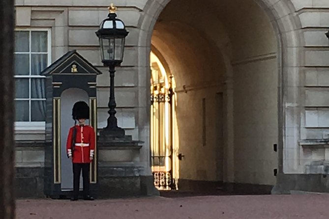 Private Walking Tour of Royal London with Changing of the Guard - Trafalgar Square and Nelson: the heart of the city