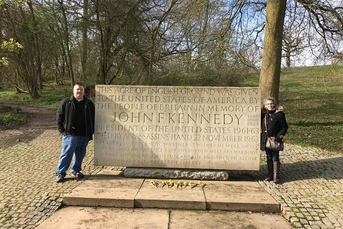 Private Windsor Roundtrip Transfer from London - Eton College and Eton town: seeing the other side of the river