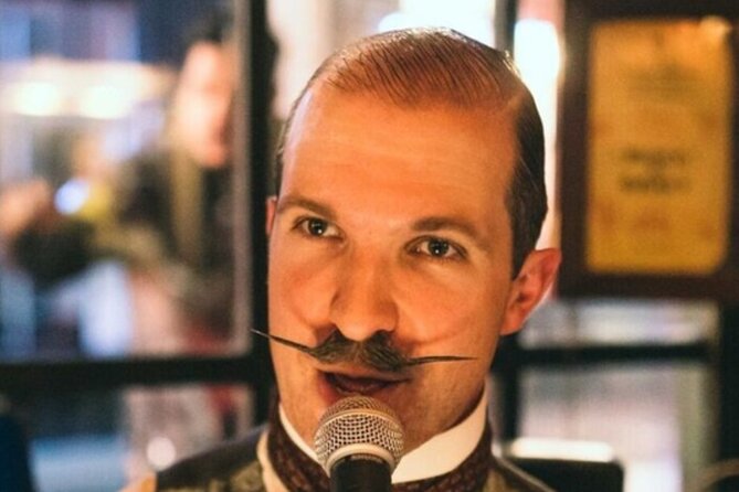 Pub Crawl and Sing along London Experience - From bar sayings to street-level London: what the guide brings to the night