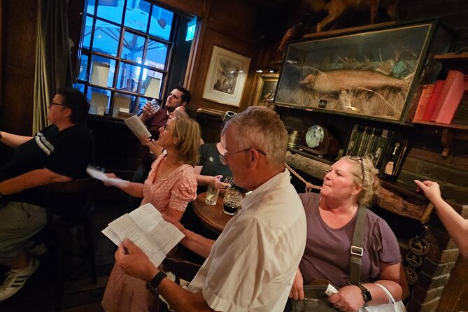 Pub Crawl and Sing along London Experience - Ship Tavern Start: Setting the tone for a night of pub stories