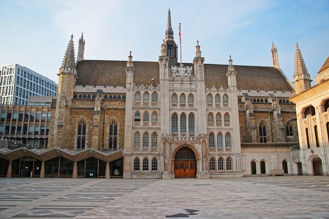Roman Ruins to Blitz Bombings: A Walking Tour of London's Fiery History - Guildhall: Civic London, 15th Century Hall to Present-Day Rules