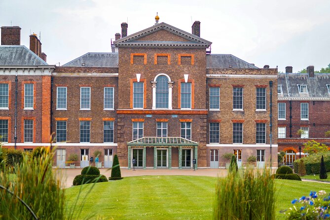 Royal Afternoon Tea & Walk at Kensington Palace - The guided part: British tea traditions and Royal family context