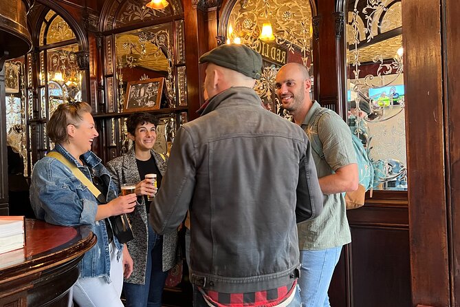 Royal Historic Pubs Walking Guided Tour in London - Guides make or break this type of walking tour