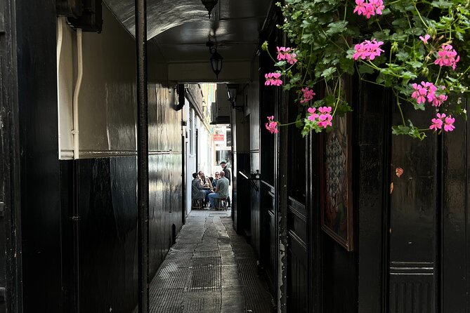 Royal Historic Pubs Walking Guided Tour in London - Weather and comfort: plan for a walk, not an indoor show