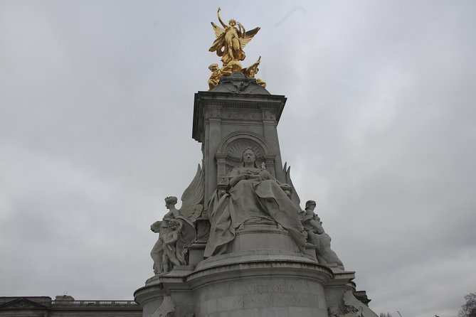 Royal london - What you actually get: free stops, guide-led explanations, and a Spanish option