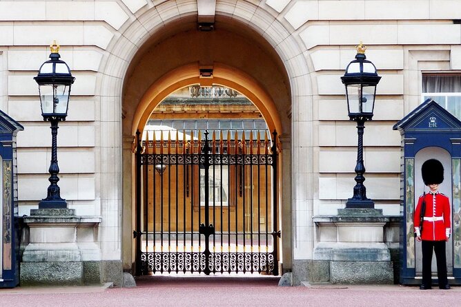 Royal London Guided Tour with Changing of the Guard - Buckingham Palace vs Horse Guards Parade: how to catch the Changing of the Guard