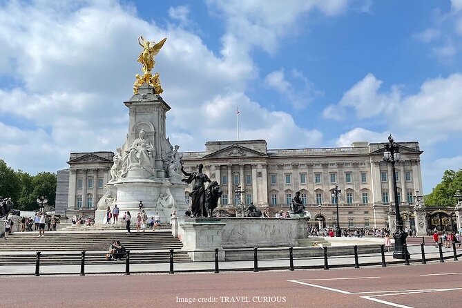 Royal London: Private Half-Day Tour with Horse Guards Parade - Trafalgar Square Finish: Nelson’s Column and Museum Landmarks