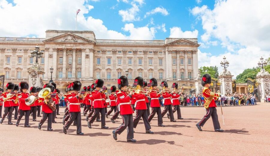 Royal London Tour incl Buckingham Palace & Changing of Guard - St. Paul’s Cathedral visit: the best kind of contrast