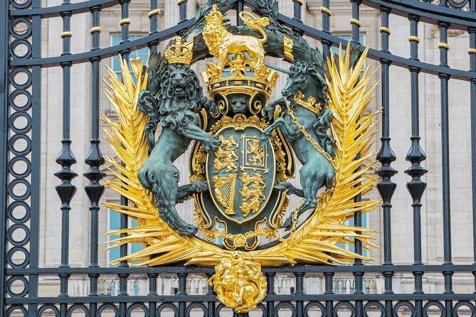 Royal Tour w/ Buckingham Palace Tickets - Semi-Private 8ppl Max - St. James’s Park pelicans and the Queen Victoria Memorial on The Mall