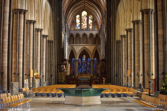 Salisbury, Stonehenge, Bath and Windsor with Christmas Lunch - Why a Christmas Day coach trip is the smart move