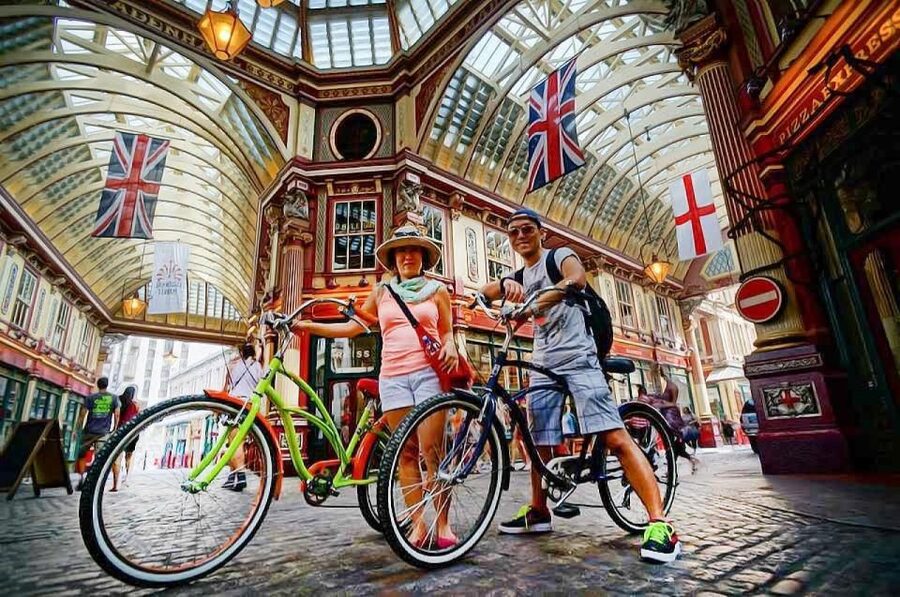 Secret London Tour by Bike - Tower of London and Great Fire 1666: history you can feel while moving