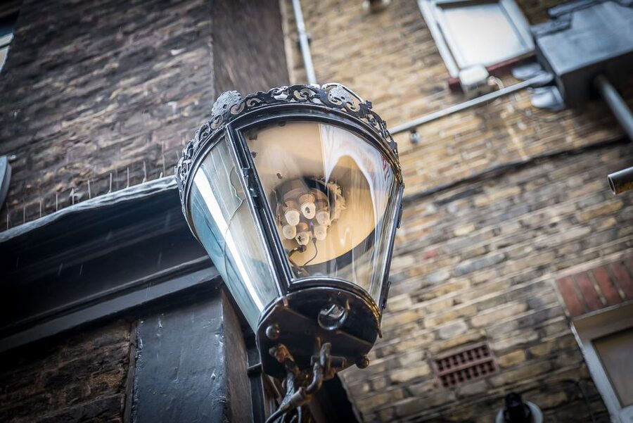Secrets of London Walking Tour - Dickens-Time Atmosphere: Gas Lamps, Signs, and Hidden Pubs