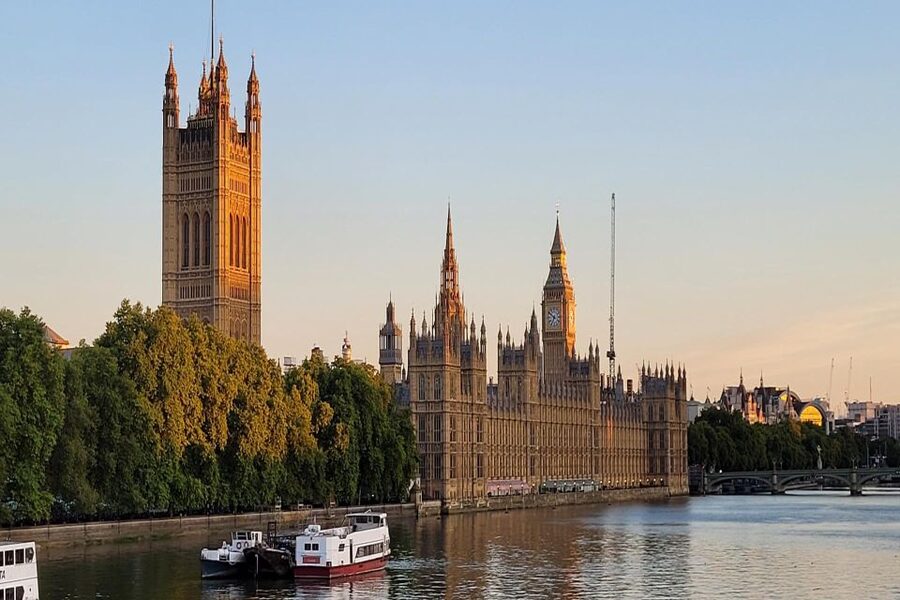 Skip-the-Line London Westminster Abbey Guided Tour in German - Meeting at Churchill’s statue: where the pace is set