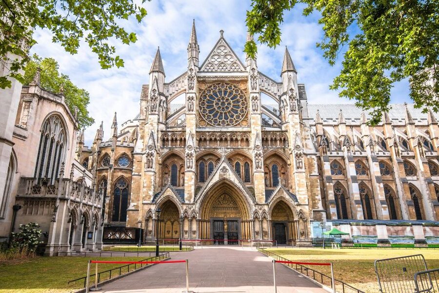 Skip-the-Line London Westminster Abbey Guided Tour in German - Big Ben and the Houses of Parliament: short stops that actually add up
