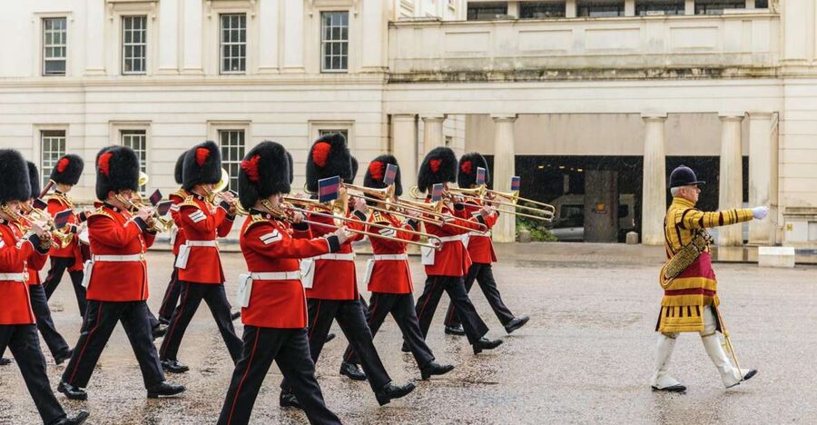 Skip the line Westminster Abbey & Guard Change Ceremonies - St James’s Palace and the park walk: lining up the day’s action