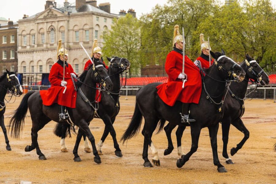 Skip the line Westminster Abbey & Guard Change Ceremonies - The first ceremony: Changing of the Guards with closer vantage points