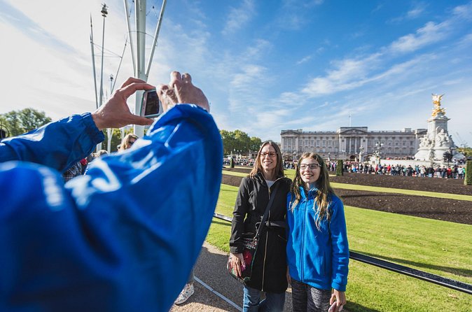 Small Group Changing the Guard & Buckingham Palace tickets - Small group (max 15) and English-only: why this feels calmer
