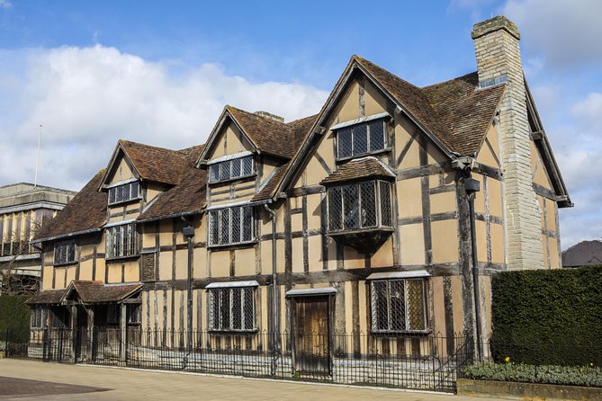 Small Group Cotswolds Villages, Stratford and Oxford Day Tour from London - Oxford by foot: university icons with a real guiding thread